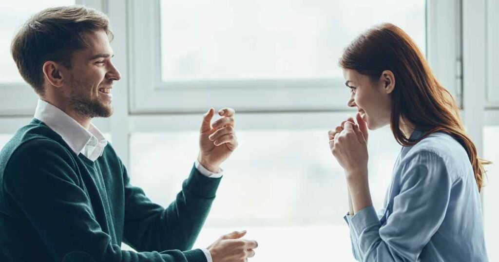 復縁サイン③二人になると距離を詰めてくる